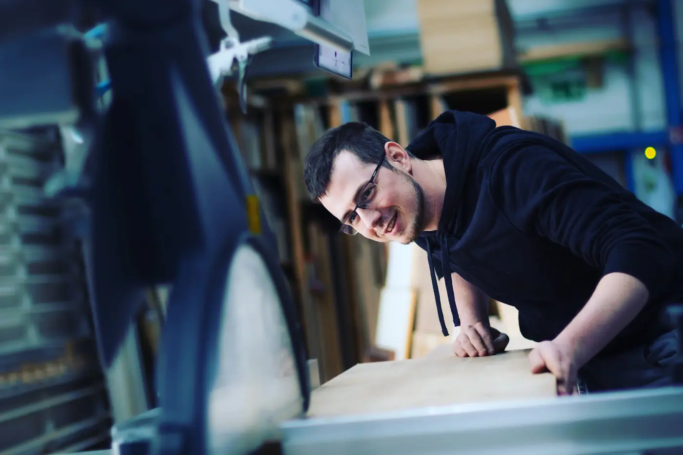 Marius Heil-Saeger an der Formatkreissäge in der Werkstatt