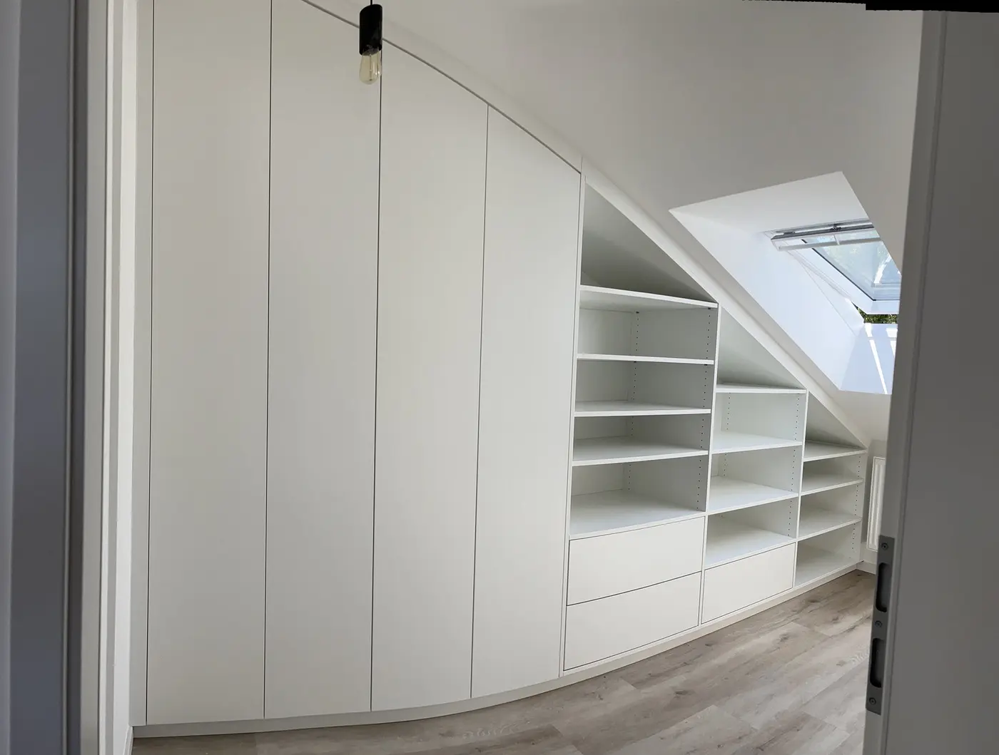 Einbauschrank unter der Dachschräge mit offenen Regalen
