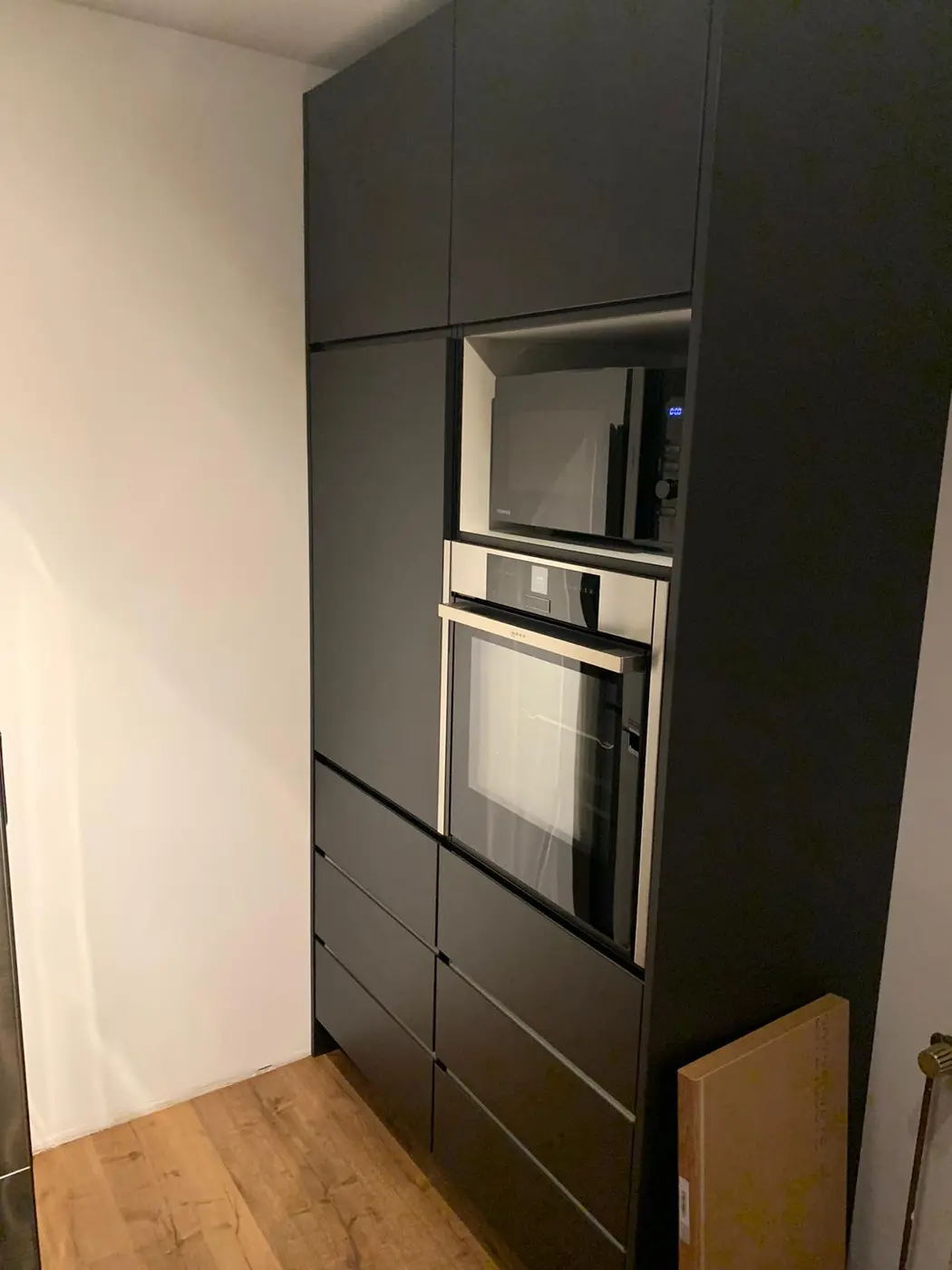 Hochschrank mit integriertem Backofen und Mikrowelle